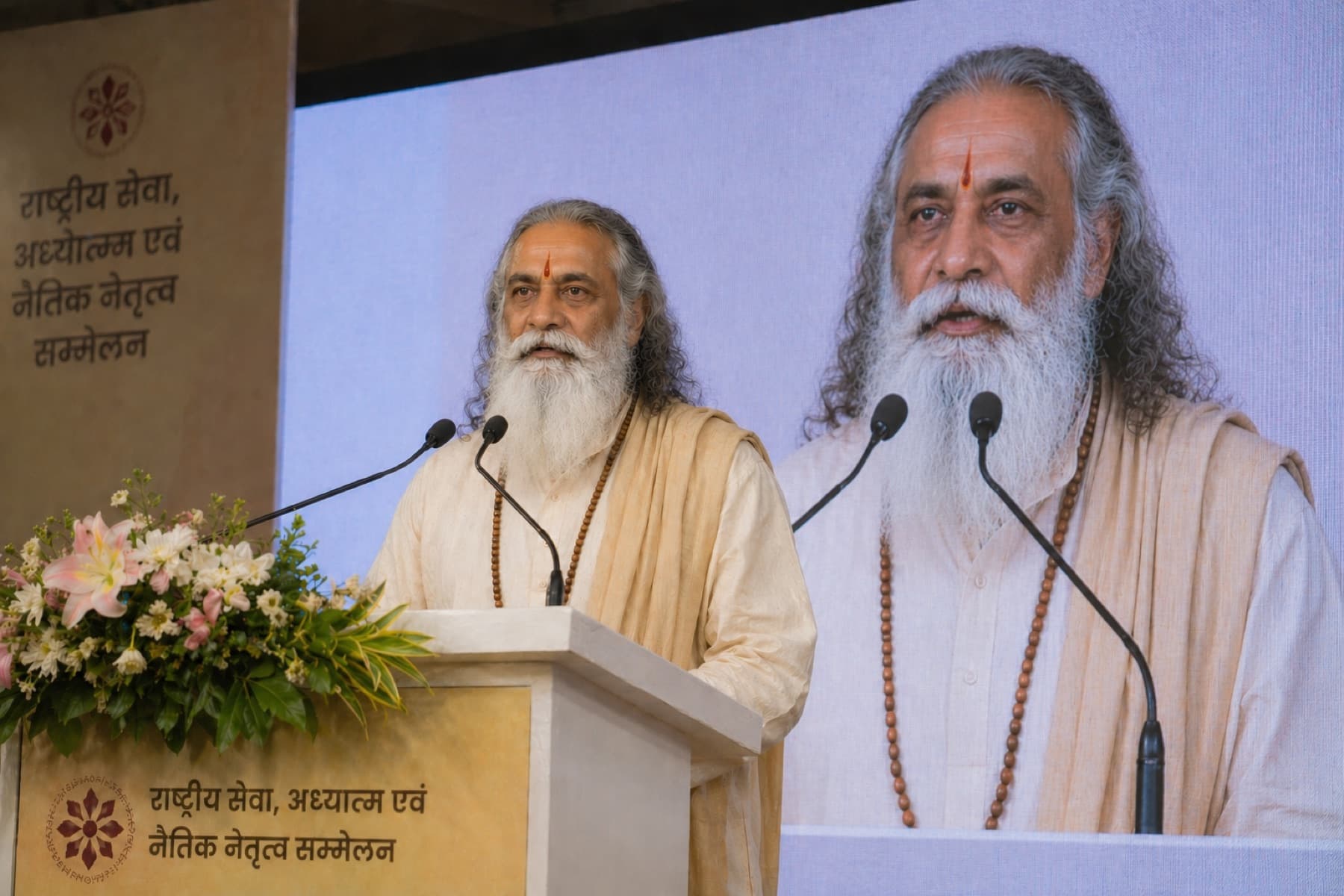 केसरिया-धवल वस्त्रों में स्वामी पराशर, ध्यानमग्न मुद्रा में।