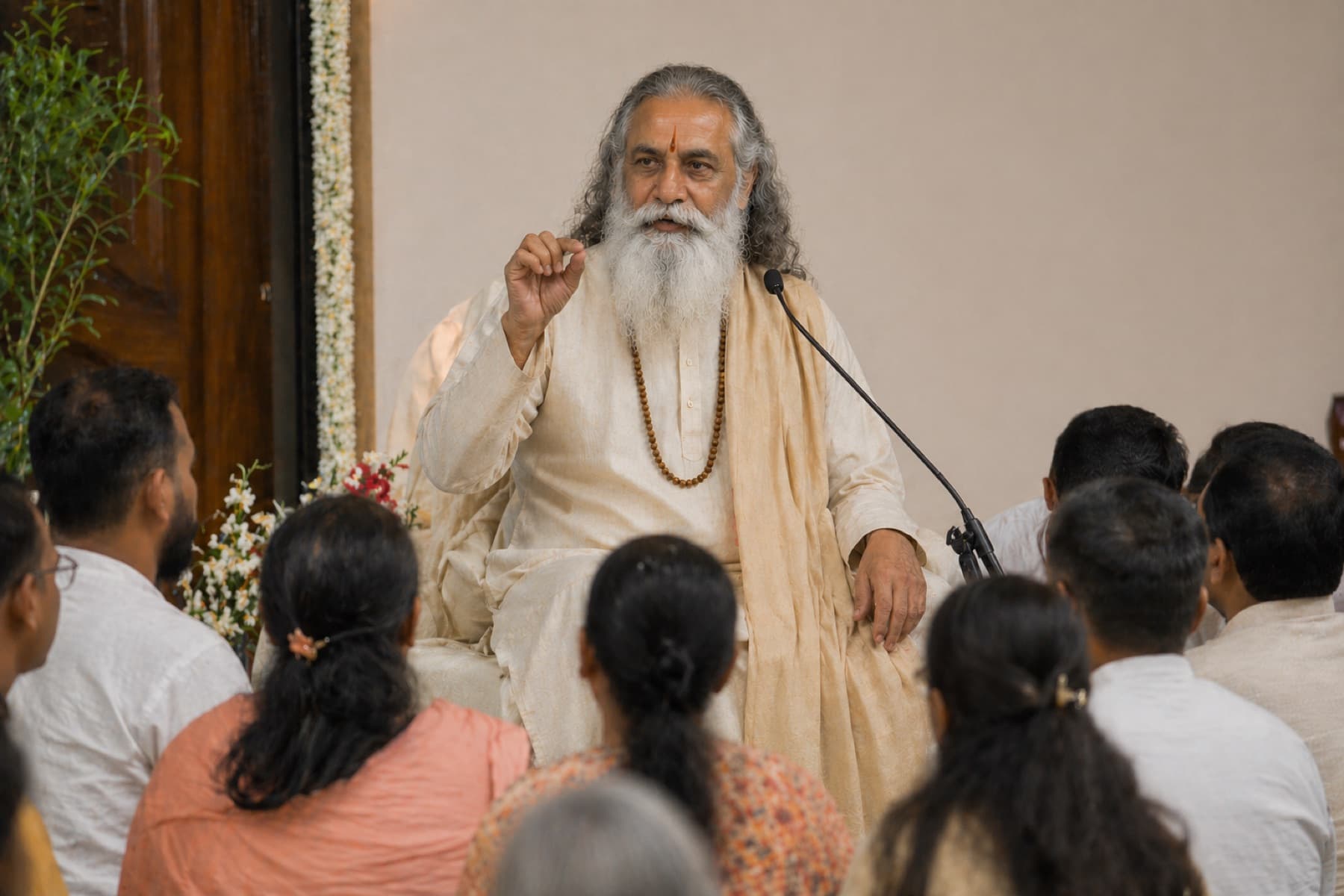 केसरिया-धवल वस्त्रों में स्वामी पराशर, ध्यानमग्न मुद्रा में।